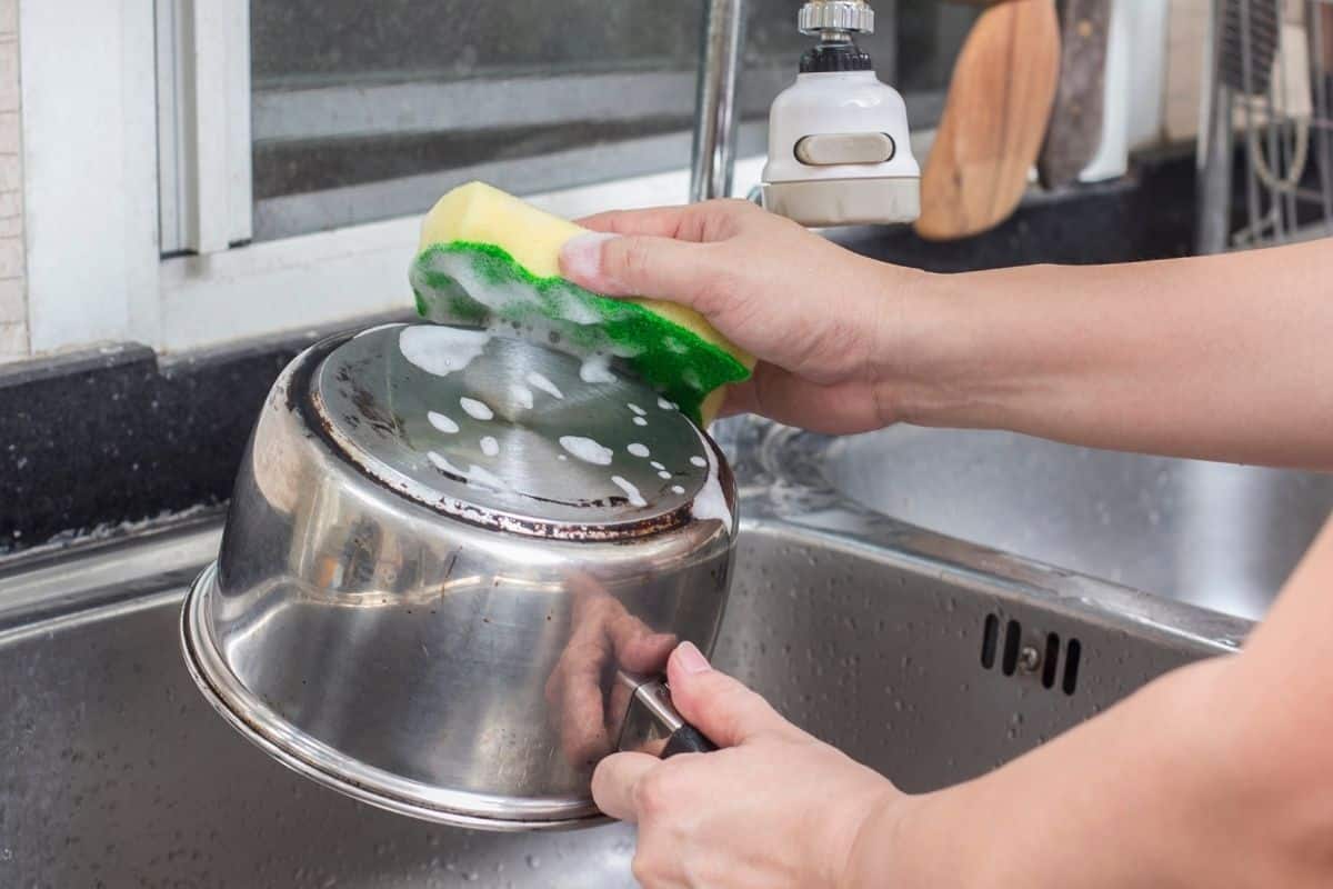 5 trikov, ako dodať lesk nerezovým hrncami bez poškriabania