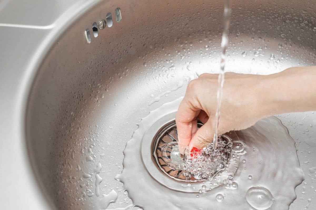 Ucpaný odtok? Tento trik inštalatérov funguje rýchlejšie ako „Krtko“.