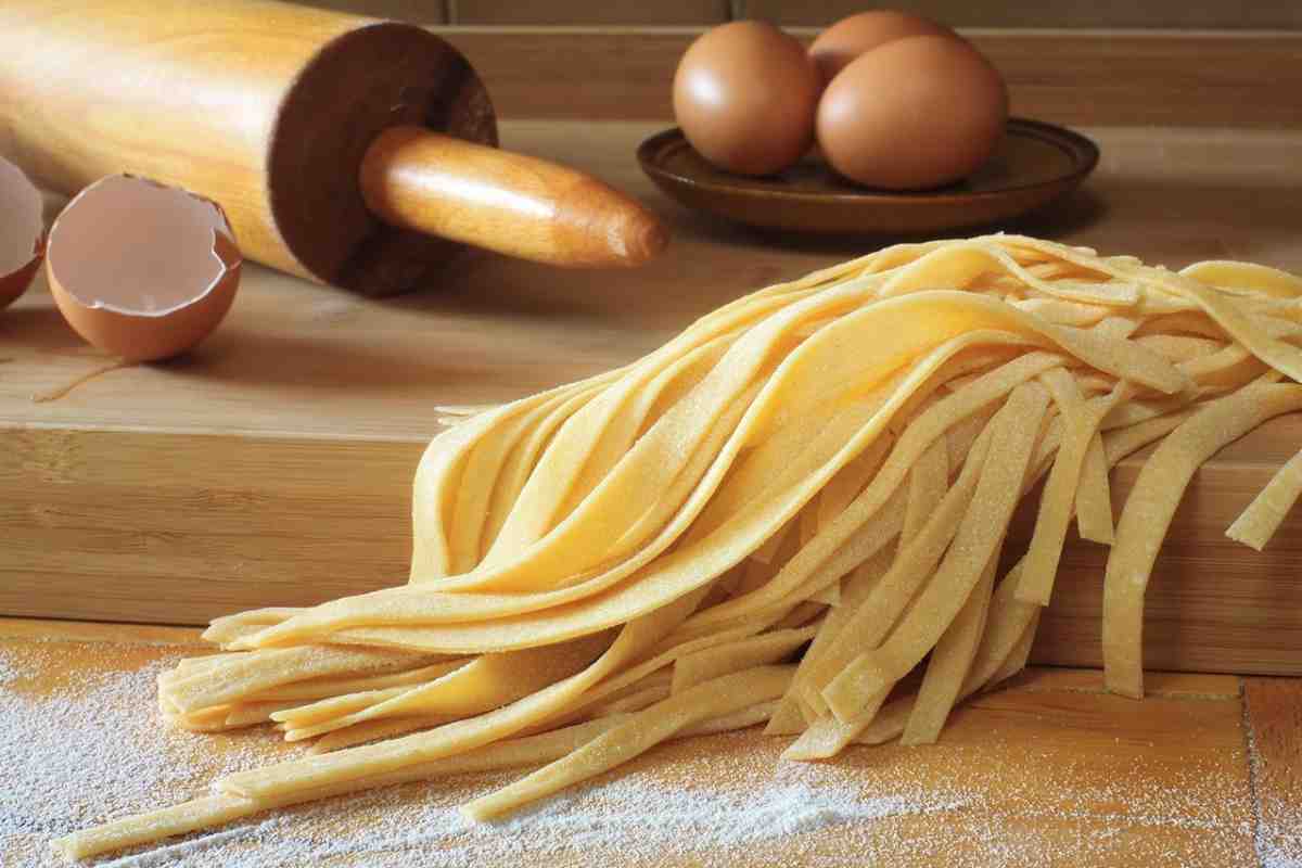 Recept na domáce rezance: jednoduchý a lacný recept na nedeľu