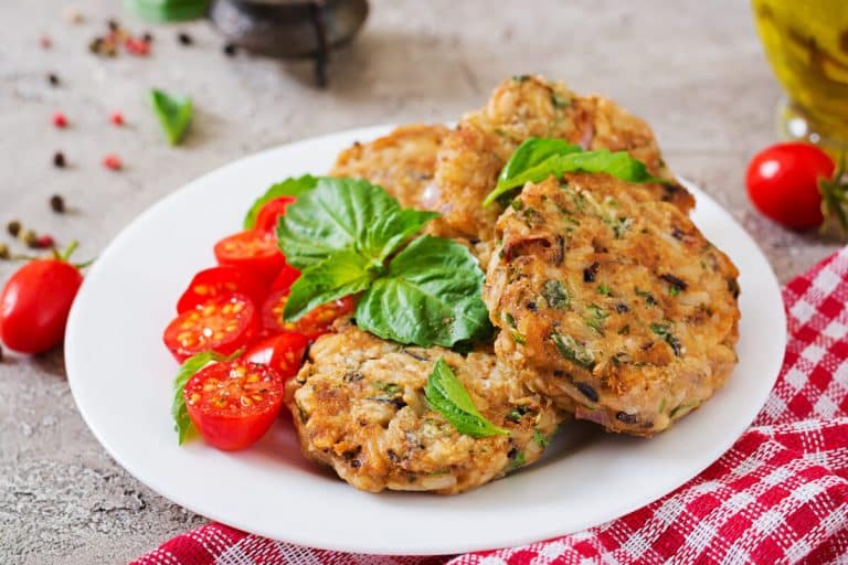 Postné kotlety z niekoľkých ingrediencií. Podávajú sa s zemiakmi a uhorkovým šalátom a vyzerajú presne ako kotlety z mletého mäsa