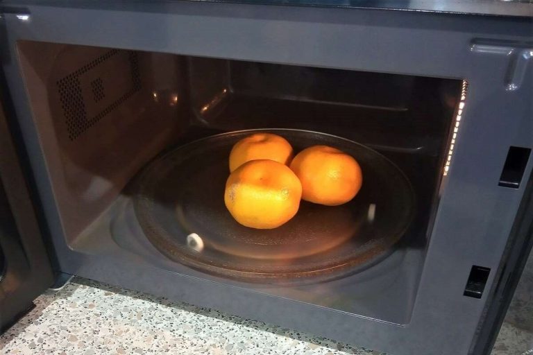 Vložte pomarančové šupky do mikrovlnnej rúry: načo je to potrebné a kedy je to vhodné robiť