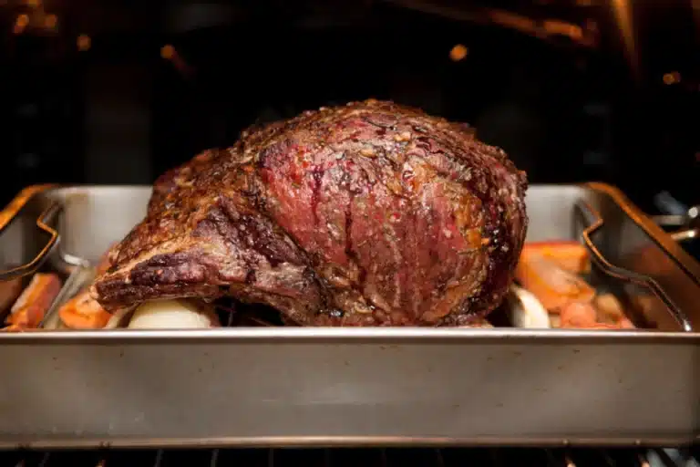 Pečené mäso, ktoré sa rozplýva na jazyku: 7 tajomstiev, ako pripraviť veľmi jemné a chutné mäso