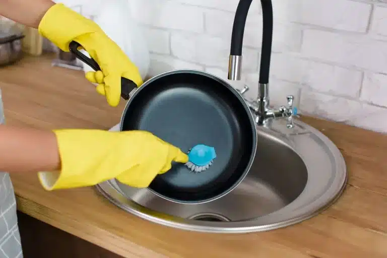 Jednoduchý spôsob „polovica pohára“ – a panvica je ako nová: storočný tuk a lepkavý nános sa zosúvajú pred očami