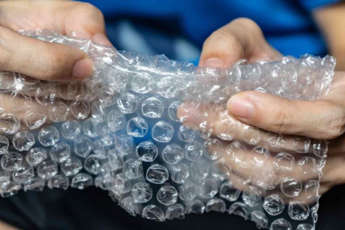 Každý, kto vyhadzuje bublinkovú fóliu, by mal dostať po rukách. Mnohí Slováci nevedia, že táto fólia môže skrátiť čas umývania riadu.