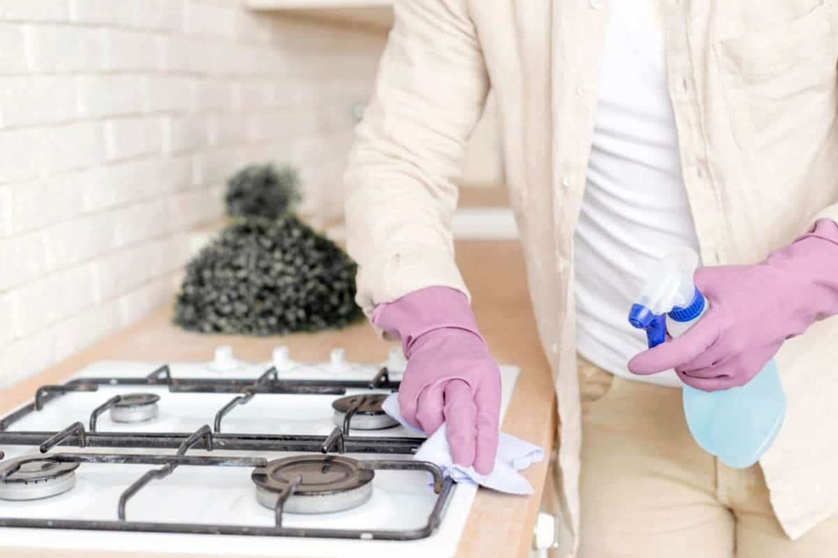 Ako rýchlo a ľahko vyčistiť rošty varného panela