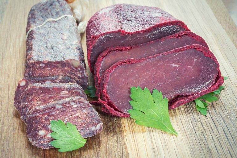 Všimli ste si dúhu na saláme? Nie všetci vedia, čo znamená a či ju možno jesť