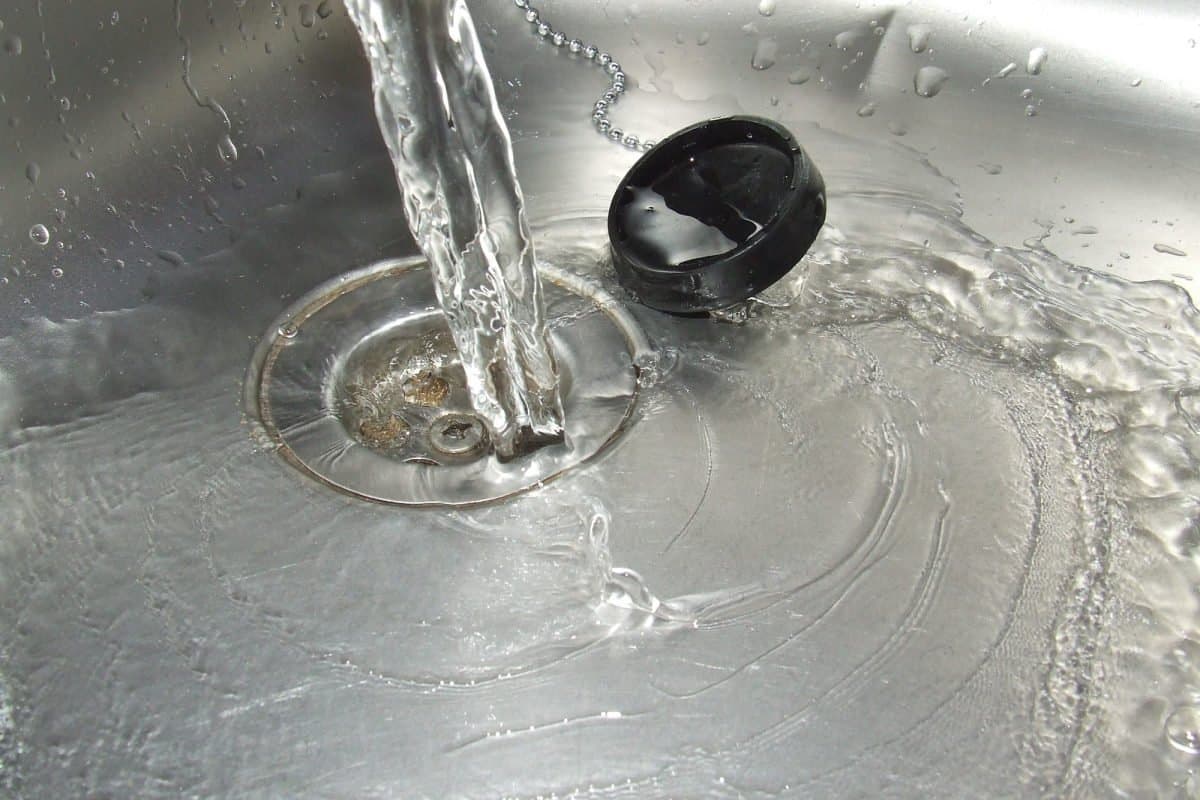 „Už nikdy nebudem kupovať prostriedky na čistenie potrubí“: trik, ktorý zachráni moje potrubia za 2 minúty