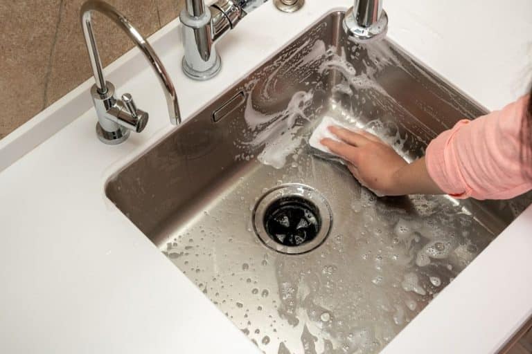 Rozpustím to vo vriacej vode a vylejem do odtoku. Domáci trik funguje rovnako ako návšteva inštalatéra.