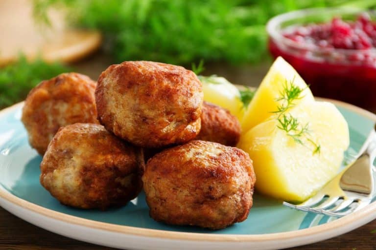 Nastrúham na strúhadle a pridám do zmesi. Karbonátky zostanú vo vnútri šťavnaté a majú neuveriteľne chrumkavú kôrku