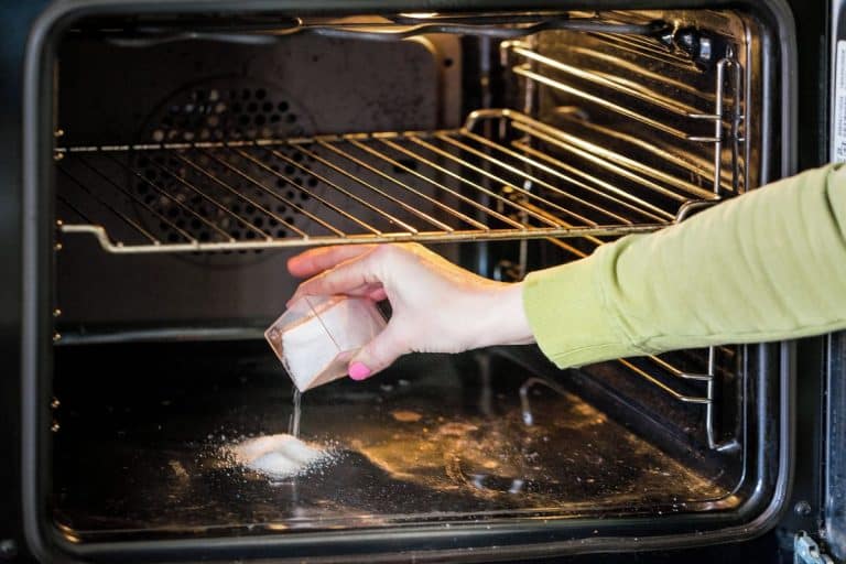 Metóda s použitím pary a bikarbonátu, ktorá vyčistí znečistenú rúru bez chemických prostriedkov za 20 minút