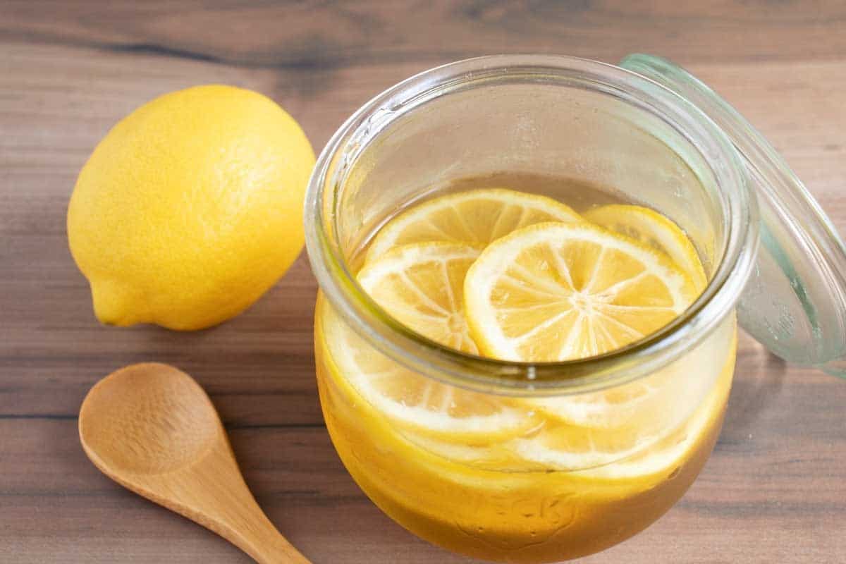 Namiesto toho, aby ste ich pridávali do čaju, urobte to s citrónmi. Účinok je prospešný v chladných mesiacoch.