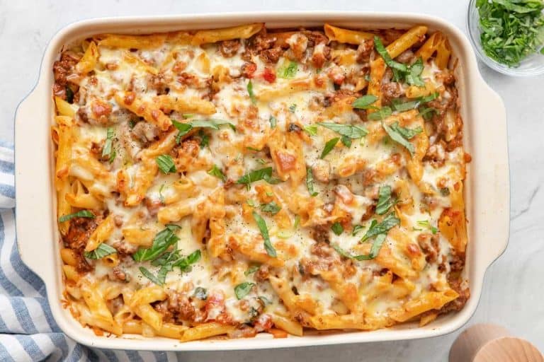 Dám cestoviny a zeleninu do jednej formy. Po 20 minútach mozzarella urobí všetku prácu