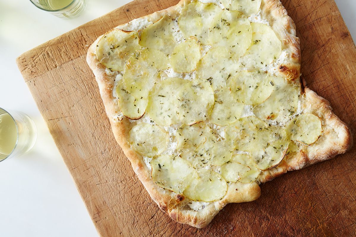 Domáca pizza bez múky za 30 minút: zemiaky, syr a cibuľa