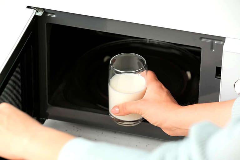 Voda a mlieko v mikrovlnnej rúre: prečo ticho vria – a zrazu sa stávajú nebezpečnými