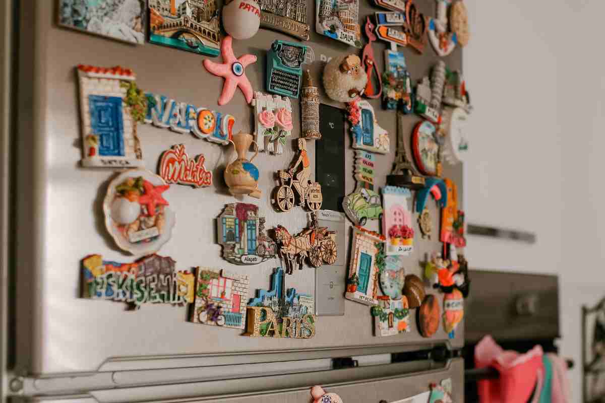 Lepenie magnetov na dvierka chladničky je samozrejme fajn, ale odborn&iacute;ci tvrdia, že to vedie k zv&yacute;&scaron;eniu &uacute;čtov za elektrinu.