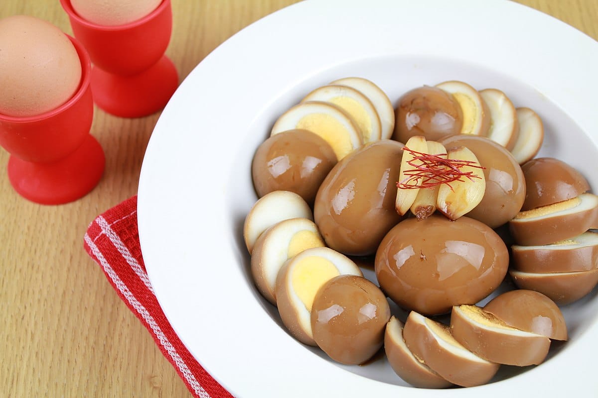 Varené vajcia odložím nabok. Na Veľkú noc budú ešte lepšie ako plnené.