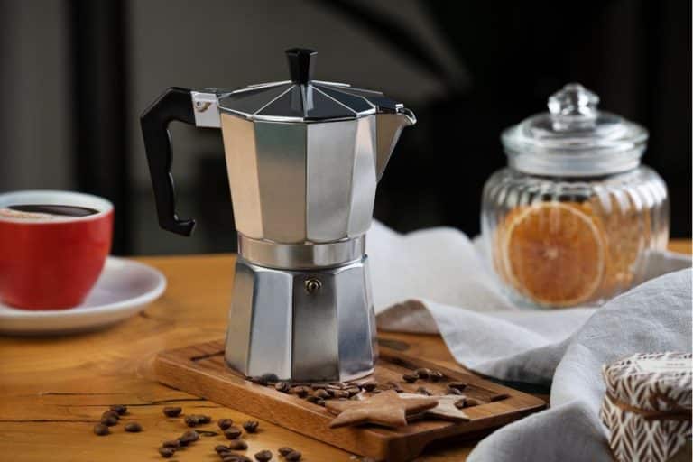 Je vaša kávovar zaplavená vodným kameňom? Tu je prirodzený spôsob, ako ju vyčistiť za 10 minút