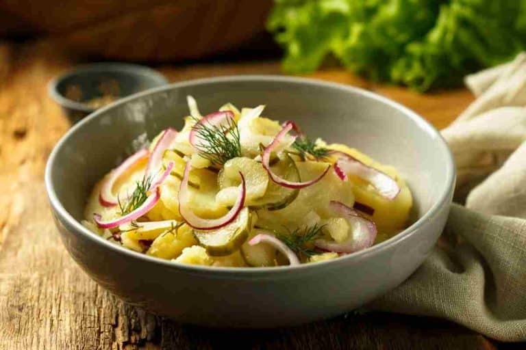 Zo slaných uhoriek pripravujem šalát. K pečenému kuriatku sa hodí lepšie ako šalát z kapusty.