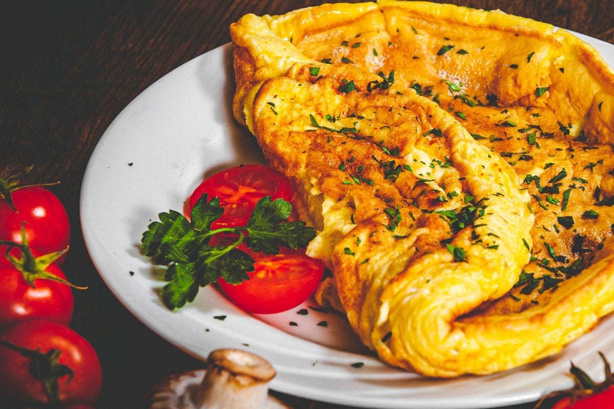 Vezmem tvaroh a 2 vajcia. O minútu mám hotovú chutnú, bielkovinami bohatú raňajku.