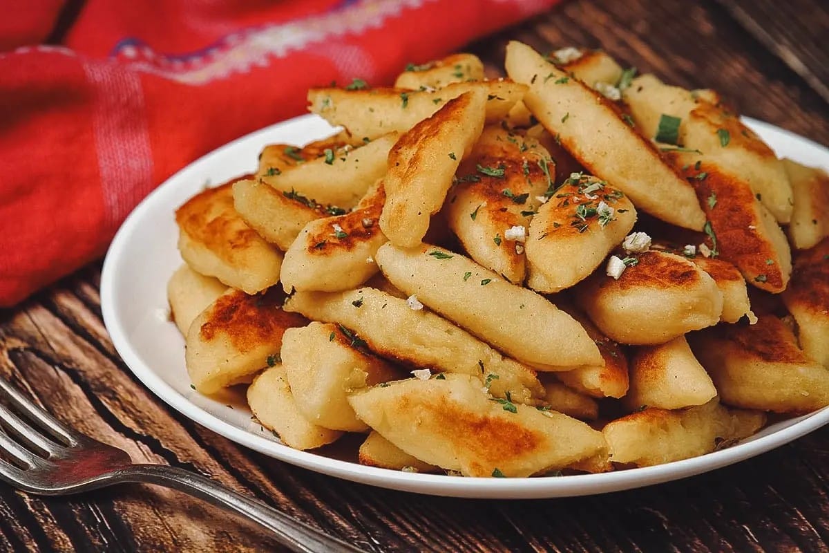 Jednoduch&eacute; ako knedle a pr&iacute;jemne m&auml;kk&eacute;. Recept som dostala od tety