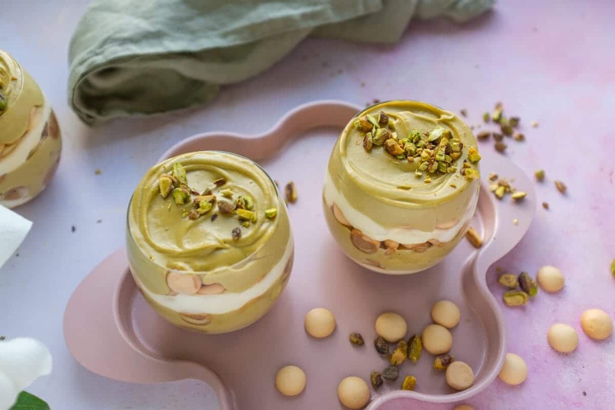 Ako pripraviť tiramisu s pistáciami: verzia bez rúry, ktorá sa stala trendom