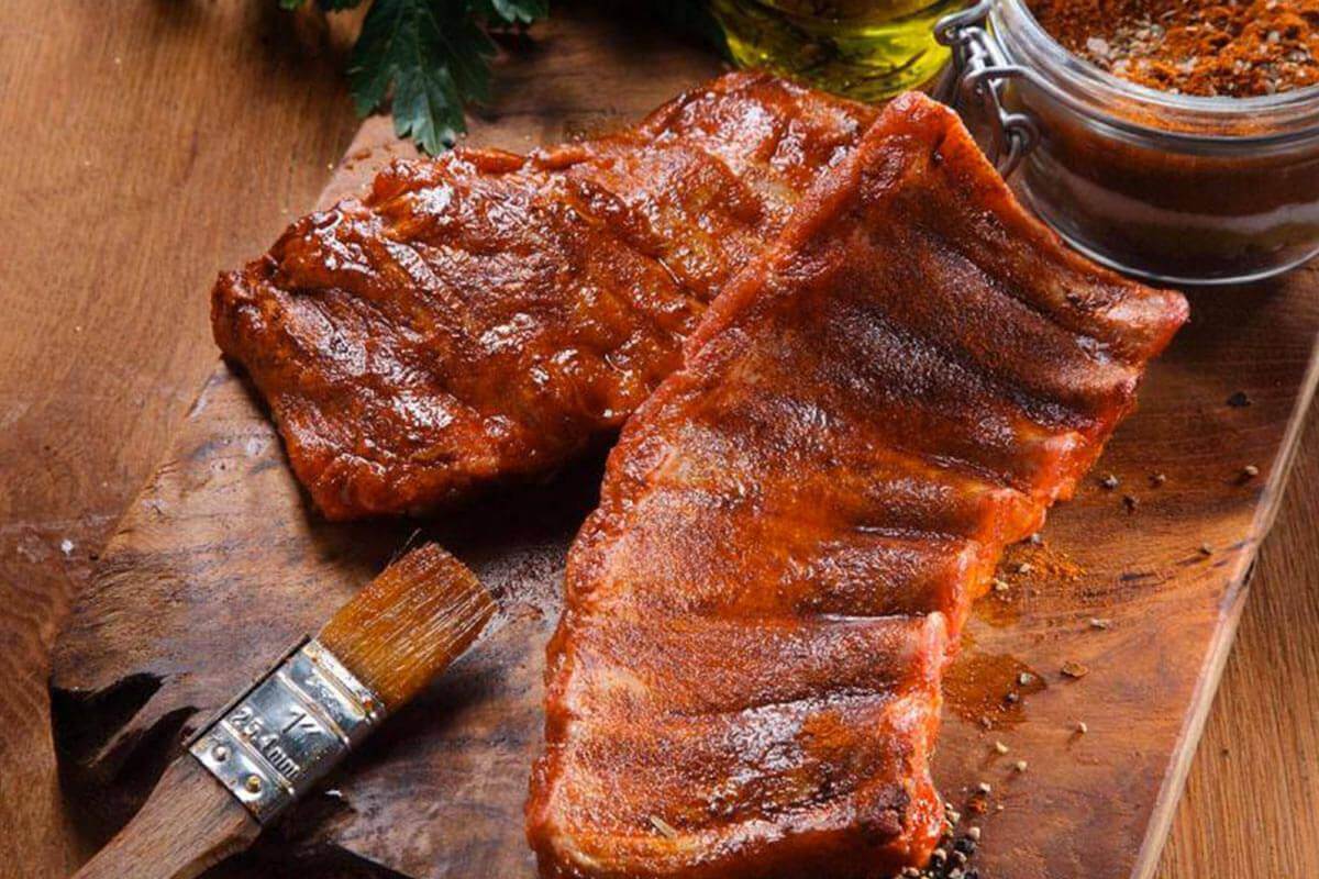 Pečené rebierka v sladkej polevě. Šialená kombinácia chutí a jemné mäso, ktoré sa rozplýva na jazyku.