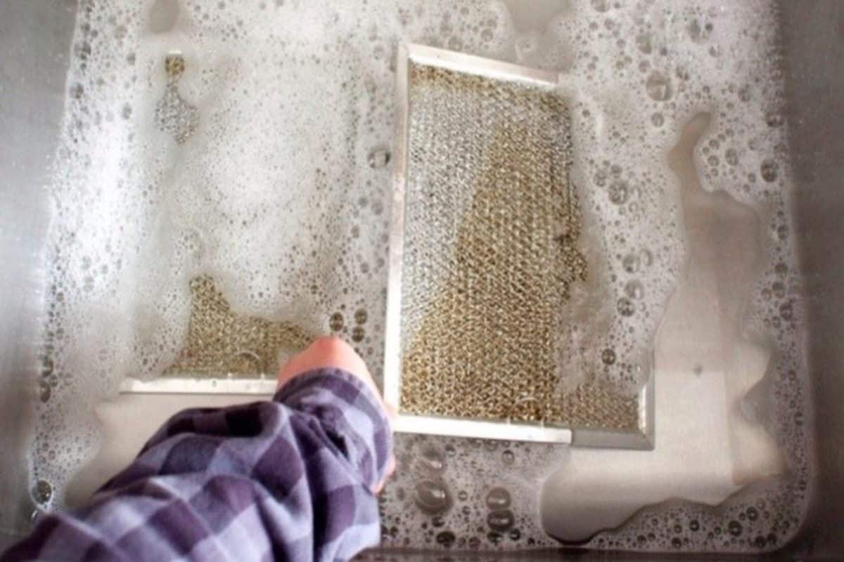 Tento neobvyklý trik vám pomôže ľahko odstrániť mastný povlak z odsávača pár (bez namáhavého drhnutia).