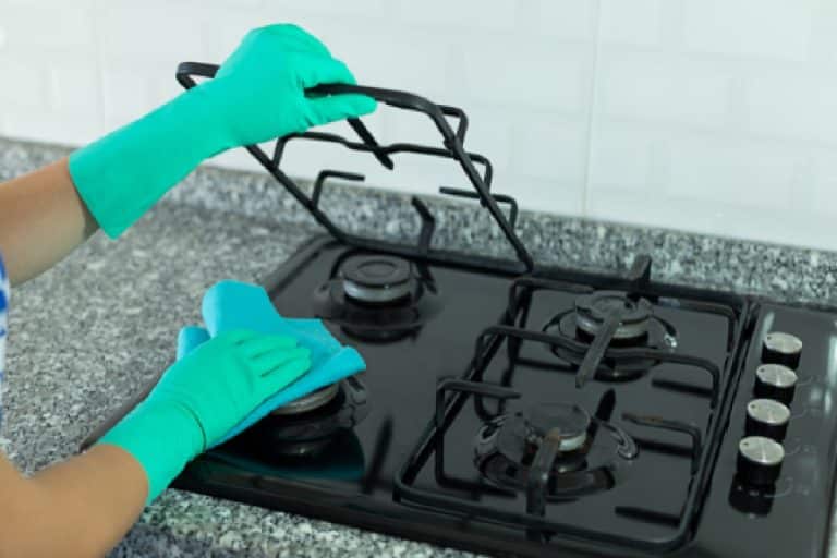 Pridajte 1 pohár do vriacej vody a ponorte do nej znečistenú mriežku sporáka. Lepkavá vrstva tuku zmizne. Čistenie mriežky plynového sporáka