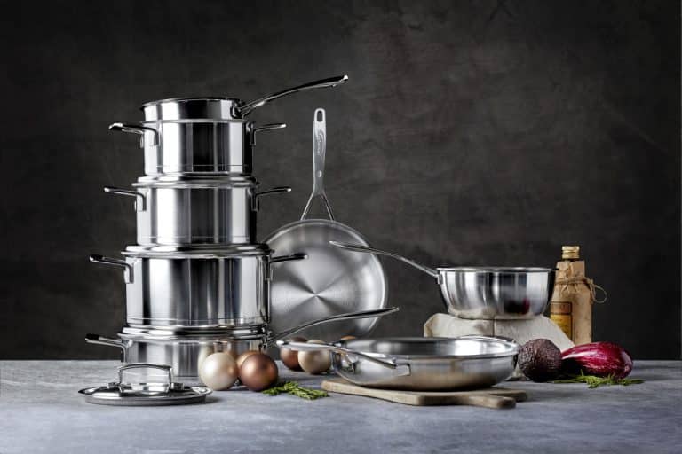 Naneste 3 kvapky a vmasírujte do oceľových hrncov ihneď po umytí. Zbavíte sa častého problému a budú žiariť ako nové. Umývanie hrncov