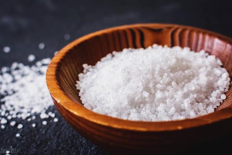 Nie je to ocot ani bikarbonát: tento nečakaný domáci produkt odstraňuje odolné usadeniny bez trenia