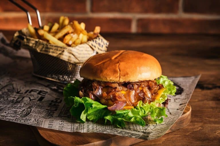 Recept na karamelizovanú cibuľu do hamburgerov: pripravuje sa z niekoľkých ingrediencií a je veľmi jednoduchý