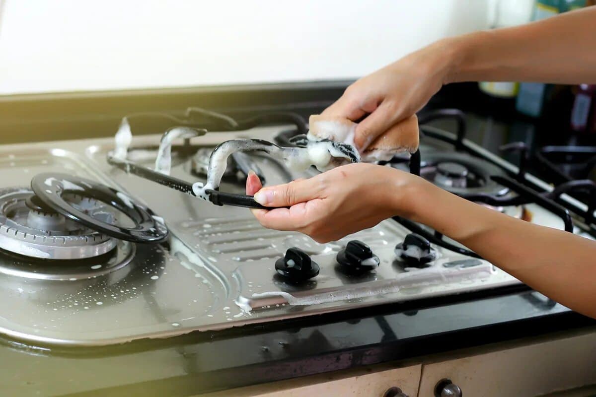 Prestala som ako blázon drhnúť rošty a horáky plynového sporáka: táto dvojica ingrediencií urobí všetku prácu za mňa.