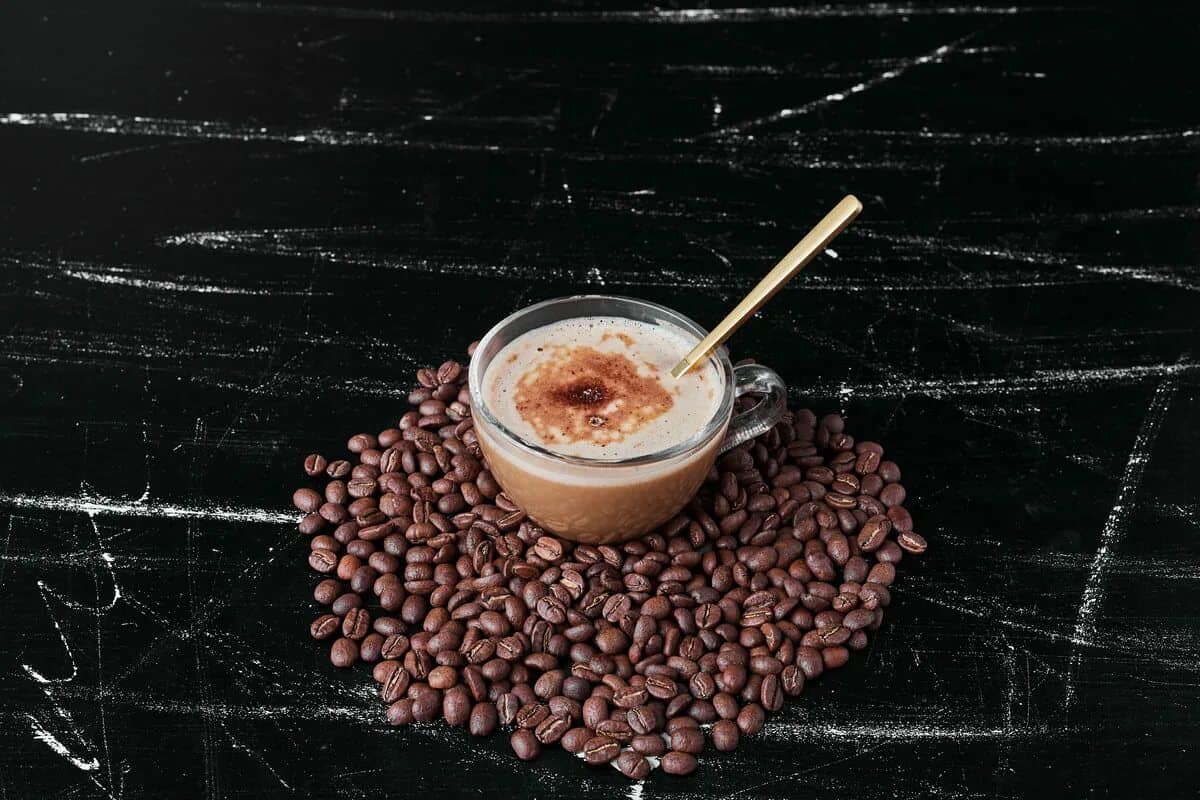 Vysvetľujeme, ako vybrať najlep&scaron;iu k&aacute;vu v zrn&aacute;ch zo supermarketu. Je lacn&aacute;, ale chut&iacute; rovnako dobre ako v kaviarni.