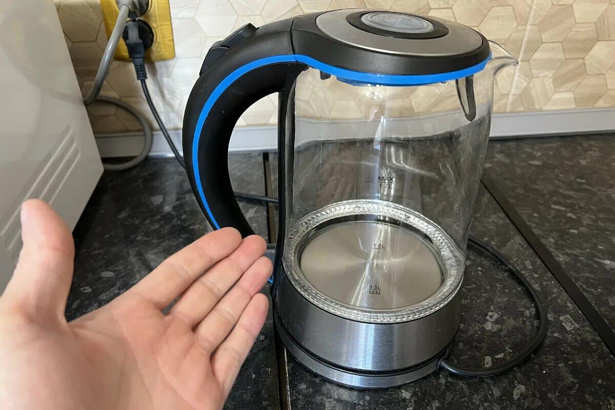 Rozdeľte na polovicu a pridajte ocot. O minútu bude kanvica čistá.