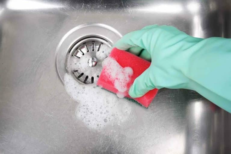 Jednoduchý a lacný spôsob čistenia kuchynského drezu