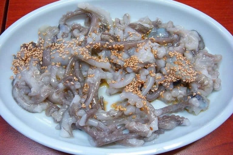 „Uteká“ z taniera a môže stáť život. Kórejčania sa týmto jedlom prejedajú