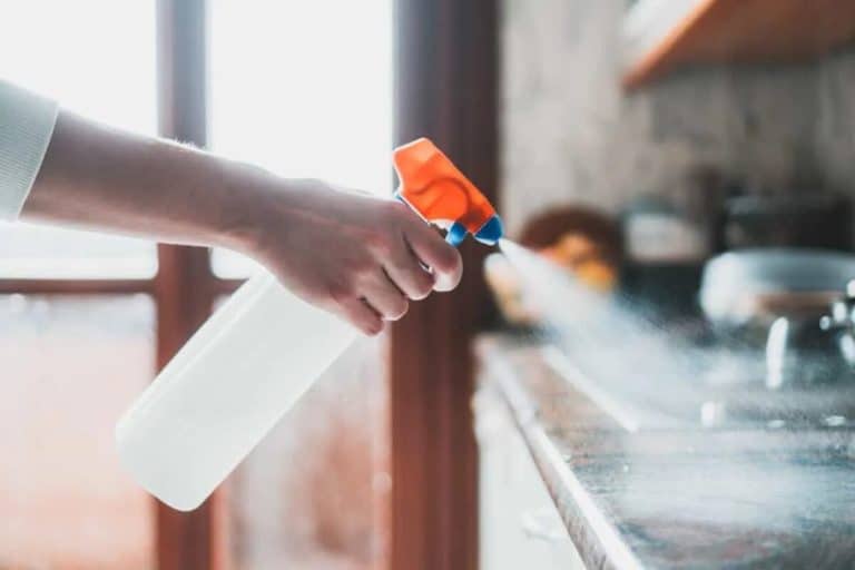 Čistenie kuchynskej dosky bielym octom: naozaj to funguje a kedy by sa tomu malo vyhnúť