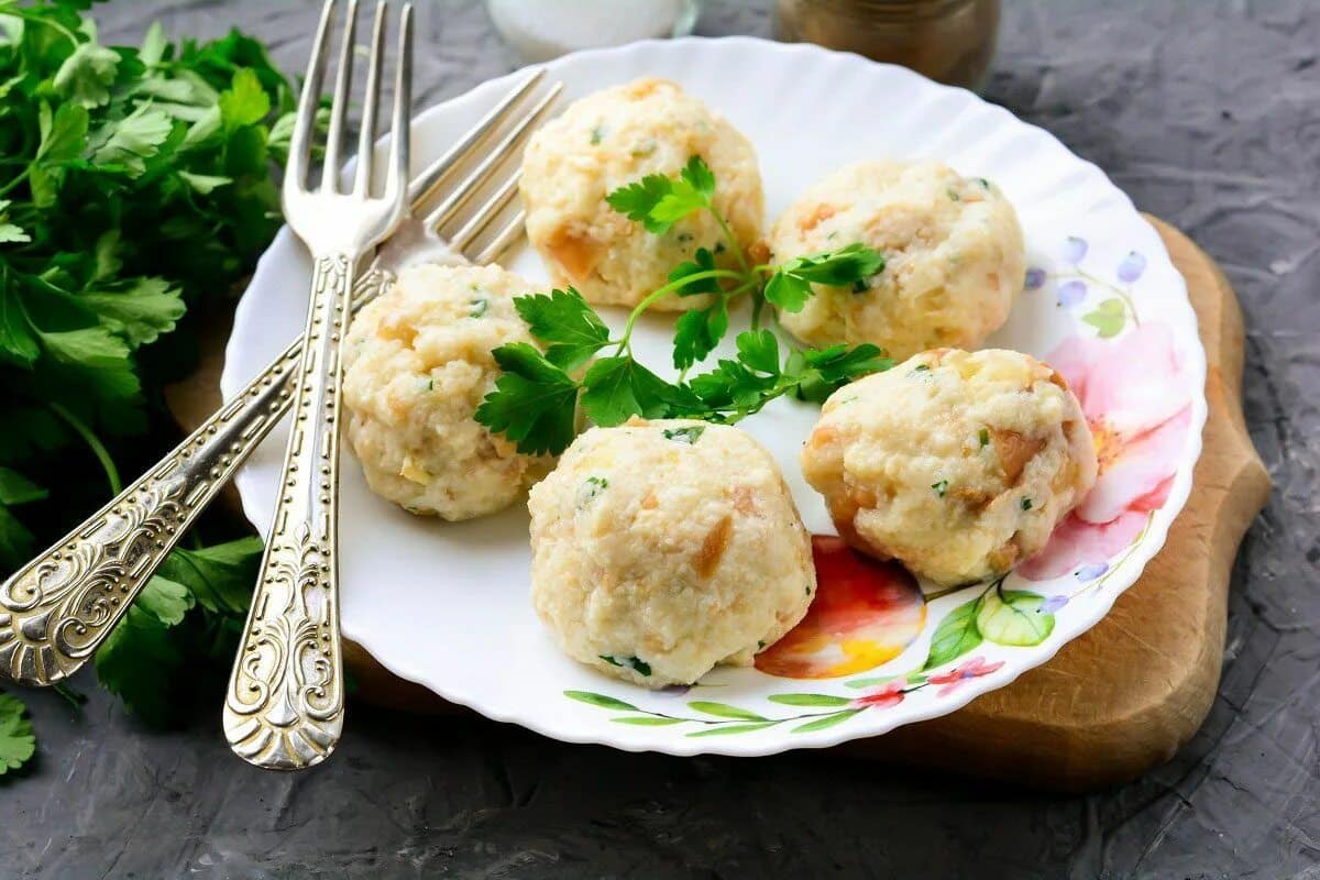 Zatvrdnutý chlieb a kúsok slaniny. Z toho pripravím obed, stačí 15 minút namáčať.