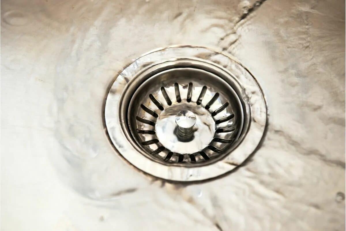 Nasypte pol poh&aacute;ra a zalejte vodou. &bdquo;Vypije&ldquo; hnij&uacute;ce zvy&scaron;ky zo sif&oacute;nu