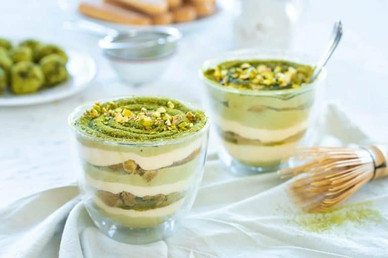 Ako pripraviť tiramisu s pistáciami: verzia bez rúry, ktorá sa stala trendom