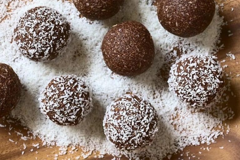 Zmiešam kondenzované mlieko s kakaom a dostanem pol kila najchutnejších cukríkov „Brigadeiro“: mäkkých, čokoládových, lepkavých