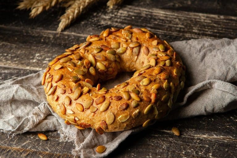 Beriem si kocku tvarohu a dve vajcia. Chrumkavé bagely na raňajky namiesto sendvičov