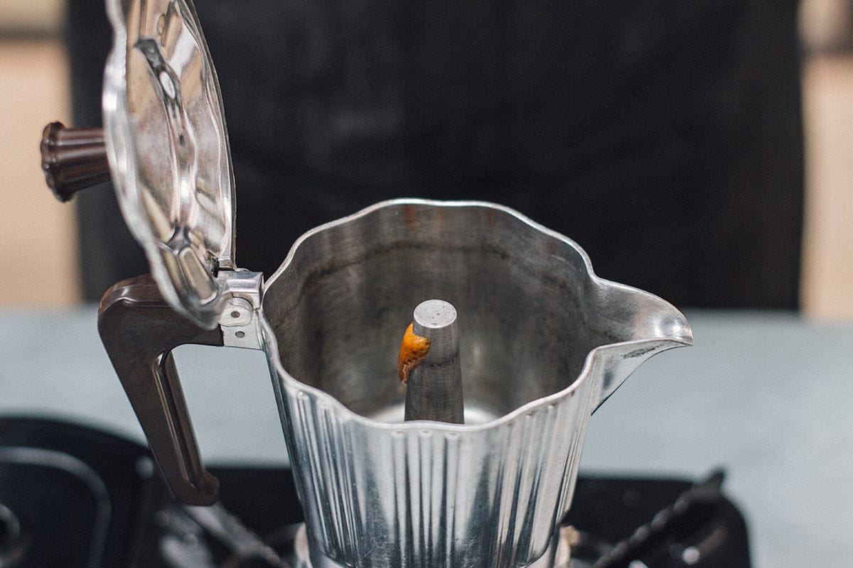 Je vaša kávovar zaplavená vodným kameňom? Tu je prirodzený spôsob, ako ju vyčistiť za 10 minút