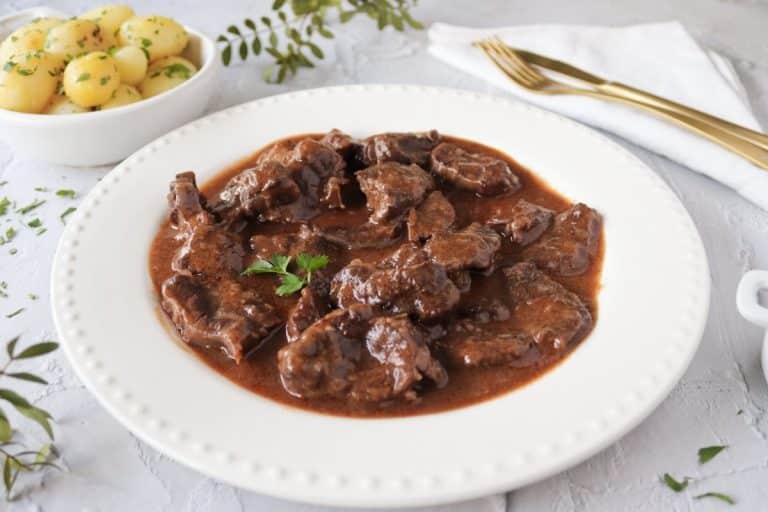 Nie je to múka ani pivo, ale tmavý nápoj, ktorý zahusťuje a mení farbu ragú. Mäso je mäkšie