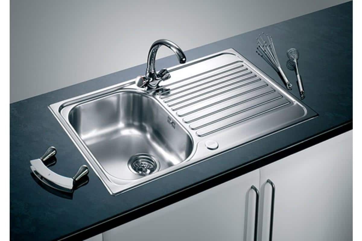 „Táto čarovná zmes zo skrinke úplne zachránila môj nerezový drez.“