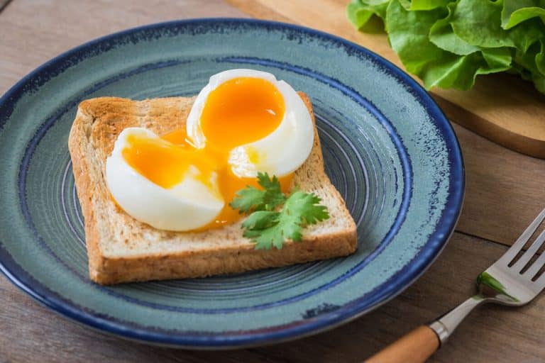 Mnoho ľudí konzumuje vajcia na mäkko, pretože sú zdravé. Takto skutočne pôsobia na organizmus