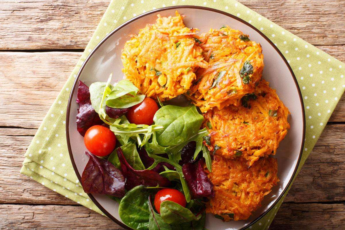 Nastrúham na strúhadle a podávam s omáčkou. Nie je nič lepšie ako zemiakové placky