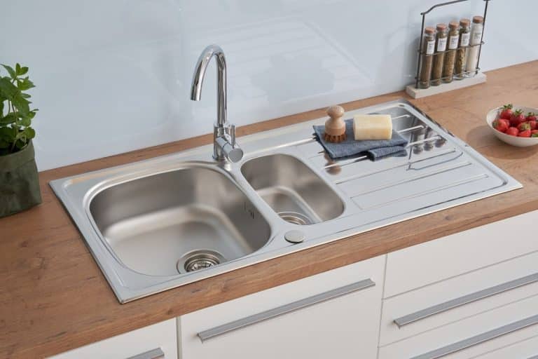 „Táto čarovná zmes zo skrinke úplne zachránila môj nerezový drez.“