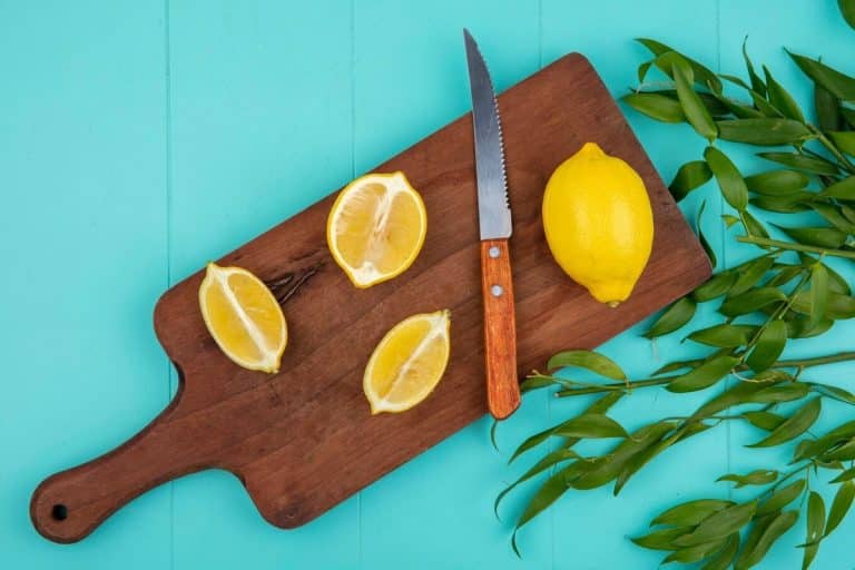 Položte citrón s bobkovými listami na stôl a o pár dní budete vďační, že ste to urobili.