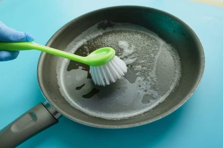 Ako vyčistiť panvicu, keď bežné umývanie nepomáha, a vrátiť jej lesk